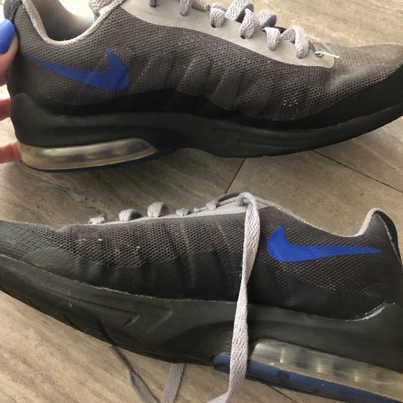 Nike Air Max Invigor Sneakers Shoes Black Wolf Grey Youth Size 4.5 - Picture 5 of 7